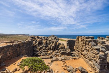 Bushiribana 'daki altın dökümcüleri ile Karayipler' in güzel tarihi manzarası. Aruba Adası.