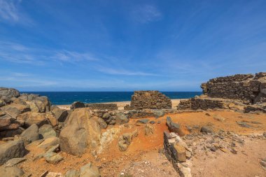 Aruba Adası 'ndaki Karayip Denizi' nin çöl kıyısındaki Bushiribana altın dökümcüsünün güzel tarihi manzarası..