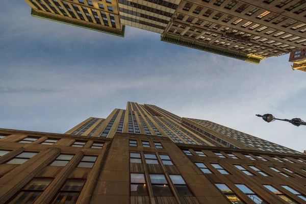 Omhoog Zicht Blauwe Lucht Tussen Wolkenkrabbers Downtown Manhattan New York — Stockfoto