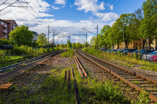 フェンスで囲まれた市内中心部にある鉄道や車の駐車場の美しい景色 スウェーデン — ストック写真