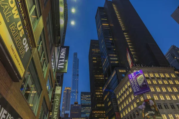 在夜空背景下俯瞰曼哈顿市中心摩天大楼的美丽景色 2022 — 图库照片