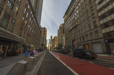 Yayalar ve arabalarla New York şehri manzarası. - New York. ABD. 09.21.2022.