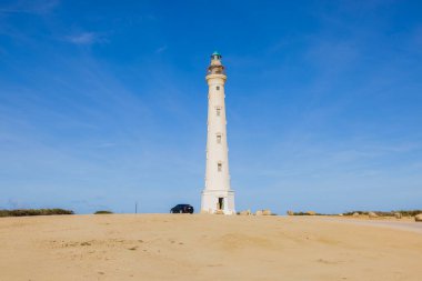 Kaliforniya deniz feneri, Aruba adasının güney kıyısındaki mavi gökyüzüne karşı..