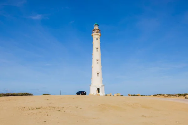 Kaliforniya deniz feneri, Aruba adasının güney kıyısındaki mavi gökyüzüne karşı..
