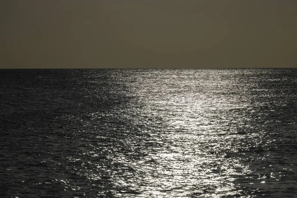 Hermosa Vista Reflexión Sobre Superficie Del Océano Durante Puesta Del —  Fotos de Stock