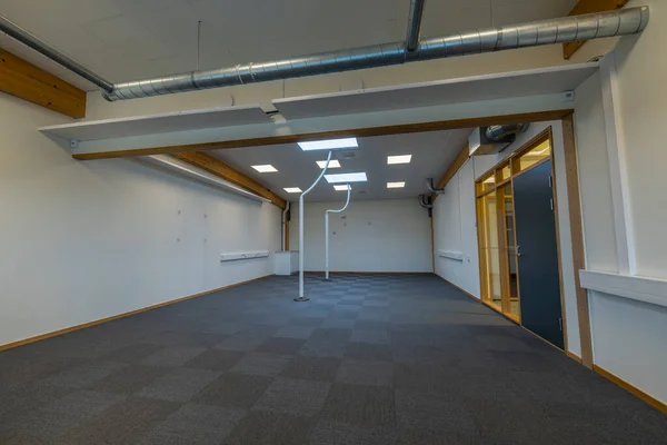 宽敞的现代空旷的办公空间 墙壁洁白 景色优美 租赁办公室 — 图库照片