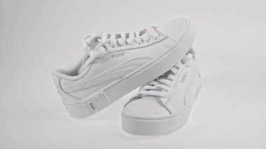 Arka planda beyaz Puma spor ayakkabıları görünüyor. İsveç. Uppsala. 12.11.2022.