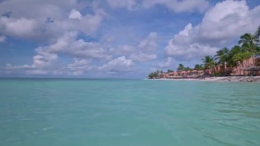 Atlantik Okyanusu 'ndan gelen şemsiyelerle otelin kumlu sahil manzarası çok güzel. Aruba.