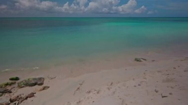 Atlantik Okyanusu 'nun kumlu sahildeki sakin dalgalarının güzel manzarası. Aruba. 