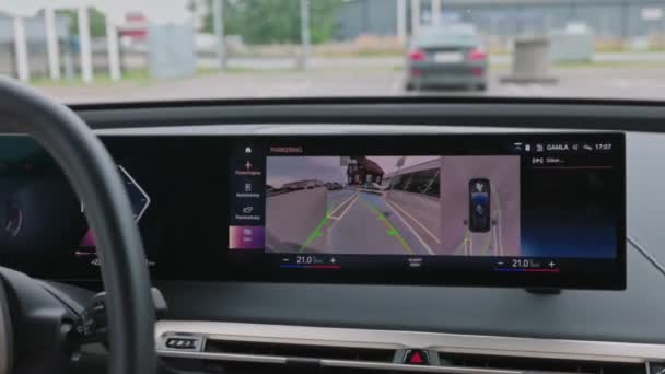 Menutup Tampilan Mobil Listrik Bmw Ix40 Parkir Secara Terbalik Menggunakan — Stok Video