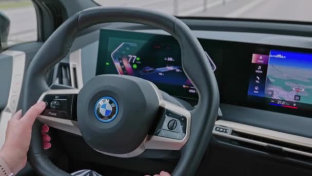 看到妇女驾驶新的宝马Ix40电动车在高速公路上 乌普萨拉 2022 — 图库视频影像