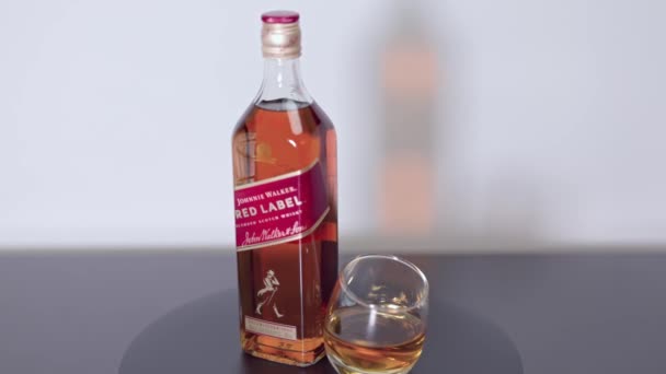 Vista Cerca Botella Giratoria Johnnie Walker Red Label Whiskey Con — Vídeos de Stock