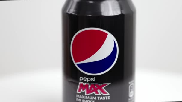 Visa Metall Burk Sockerfri Pepsi Cola Rotera Bakgrunden Sverige Uppsala — Stockvideo