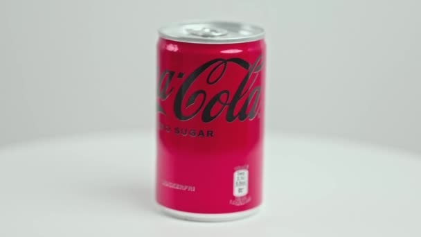 Vista Lata Metal Coca Cola Sem Açúcar Girar Fundo Suécia — Vídeo de Stock
