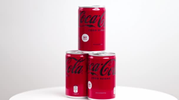 Pohled Zblízka Tři Plechovky Coca Coly Bez Cukru Otáčí Pozadí — Stock video