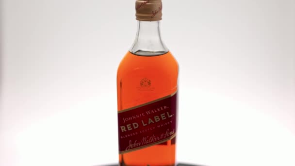 Vista Cerca Del Whisky Botella Giratoria Johnnie Walker Etiqueta Roja — Vídeos de Stock