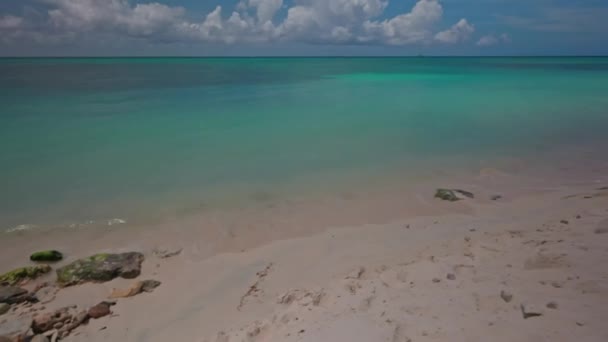 Piękny Widok Atlantyku Spokojne Fale Toczące Się Plaży Piaszczyste Wybrzeże — Wideo stockowe