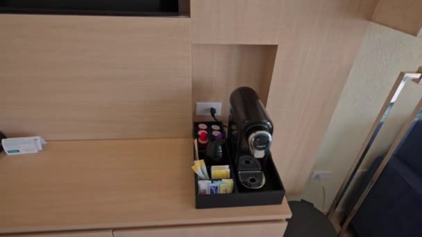 Närbild Inredningen Hotellrum Med Bord Med Elektrisk Kapsel Kaffebryggare Och — Stockvideo