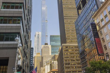Mavi arka planda Manhattan 'ın gökdelenlerinin güzel manzarası. New York, ABD. 09.21.2022.