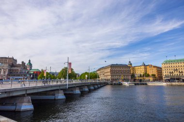 Güzel Stockholm manzarası. Köprüde yürüyen insanlar. İsveç. Stockholm. 05.18.2022.