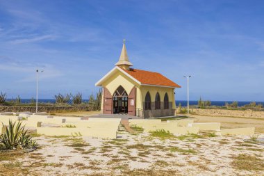 Atlantik Okyanusu 'nun kuzey kıyısındaki tepelerdeki Alta Vista Şapeli' nin güzel manzarası. Noord kasabası, Aruba. Oranjestad. 