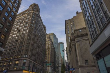 Manhattan 'ın merkezindeki gökdelenler arasındaki mavi gökyüzüne doğru güzel bir manzara. - New York. ABD.
