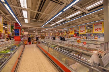 ICA 'daki süpermarket dondurucularını değiş tokuş etmenin güzel manzarası. Avrupa. İsveç. Uppsala.12.14.2022. 
