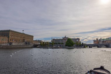 Stockholm, İsveç ve Avrupa kıyı şeridindeki eski tarihi binaların güzel manzarası. 