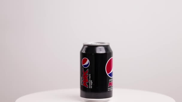 Närbild Bild Metall Burk Sockerfri Pepsi Cola Rotera Bakgrunden Sverige — Stockvideo