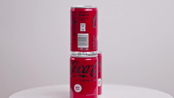 Крупный План Трех Металлических Банок Сахара Coca Cola Вращаются Фоновом — стоковое видео