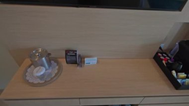 Elektrikli kahve makinesi ve aksesuarları olan bir otel odası. Aruba. Oranjestad.12.25.2022.