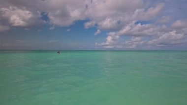 Atlantik Okyanusu 'nun kumlu kıyı şeridinin önündeki muhteşem otel binaları. Turkuaz su ufukta mavi gökyüzü ile birleşiyor. Aruba Adası. 