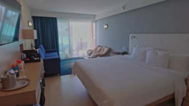 Bahçe ve okyanus manzaralı güzel bir otel odası manzarası. Aruba. Oranjestad. 12.25.2022.