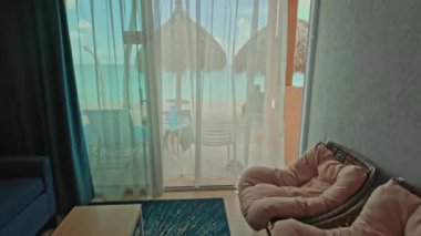 Bahçe ve okyanus manzaralı güzel bir otel odası manzarası. Aruba. 