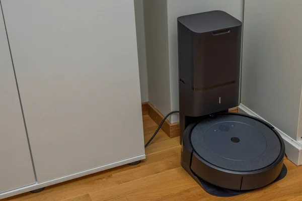 İstasyondaki robot elektrik süpürgesinin görüntüsünü kapat. Modern teknoloji kavramı. 