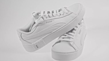 Arka planda beyaz Puma spor ayakkabıları görünüyor. İsveç. Uppsala. 12.26.2022.