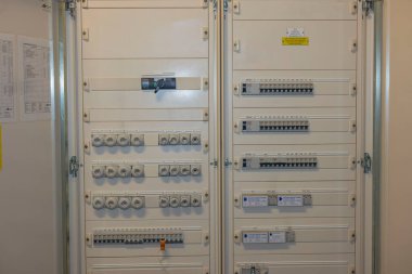 Modern elektrik sigorta panosunun yakın görüntüsü. İsveç. Uppsala. 12.28.2022.