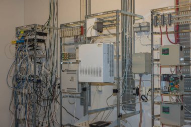 Tüm kablo bağlantılarına sahip iç teknik bilgisayar odasını kapatın. İsveç. Uppsala. 12.28.2022.