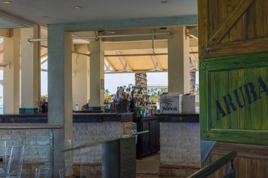 Tamarijn Otel, Aruba 'daki açık hava restoranının bar masasının manzarası. Oranjestad. 01.02.2023.