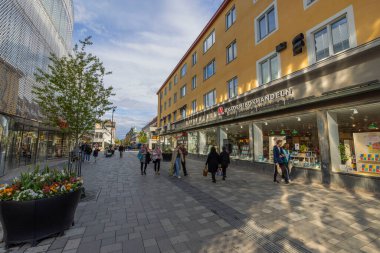 Uppsala şehir merkezinin güzel manzarası aydınlık bir günde yürüyen insanlarla dolu. İsveç. Avrupa. Uppsala. 09.15.2022.