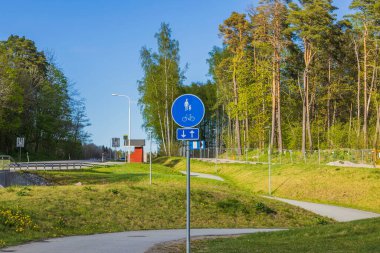 Yürümek ve bisiklete binmek için geçiş izni olan güzel bir banliyö yolu manzarası. İsveç. Avrupa 