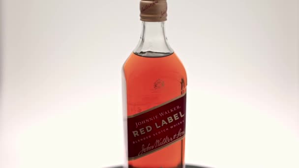 Крупный План Вращающейся Бутылки Виски Красной Этикеткой Джонни Уокера Уппсала — стоковое видео