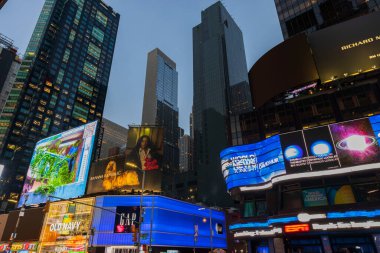 Manhattan 'da gökdelenleri ve gece gökyüzünün arka planında reklam ekranları olan güzel bir gece Broadway manzarası. - New York. ABD. 09.20.2022.