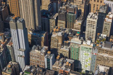 Gökdelen binalarının çatılarından güzel bir manzara. Manhattan, New York, ABD.
