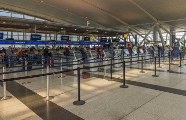 Havaalanının iç görüntüsü Delta Havayolları kayıt masalarını ve giriş ve çıkışları gösteriyor. - New York. ABD 09.22.2022.