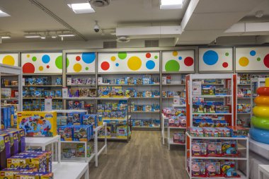 Macy 'nin New York, ABD' deki oyuncakçılık bölümünün renkli iç manzarası. 09.22.2022.