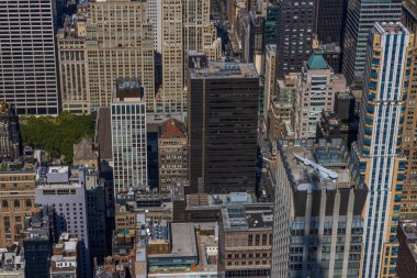 Gökdelen binalarının çatılarından güzel bir manzara. Manhattan, New York, ABD.