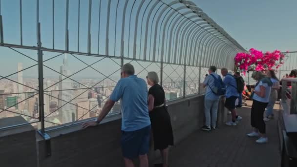 Widok Turystów Otwartym Głównym Punkcie Obserwacyjnym Empire State Building Nowy — Wideo stockowe