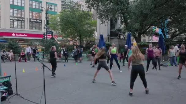 Evening Outdoor Aerobic Training Active People Park Manhattan New York — 图库视频影像
