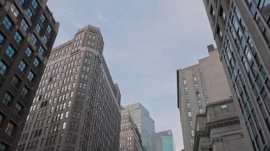 Manhattan 'ın merkezindeki gökdelenler arasındaki mavi gökyüzüne doğru güzel bir manzara. - New York. ABD..